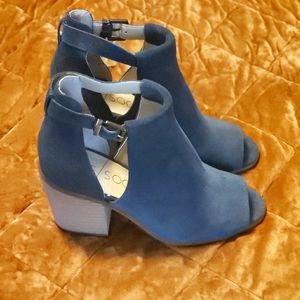 Peep toe shoes block heel